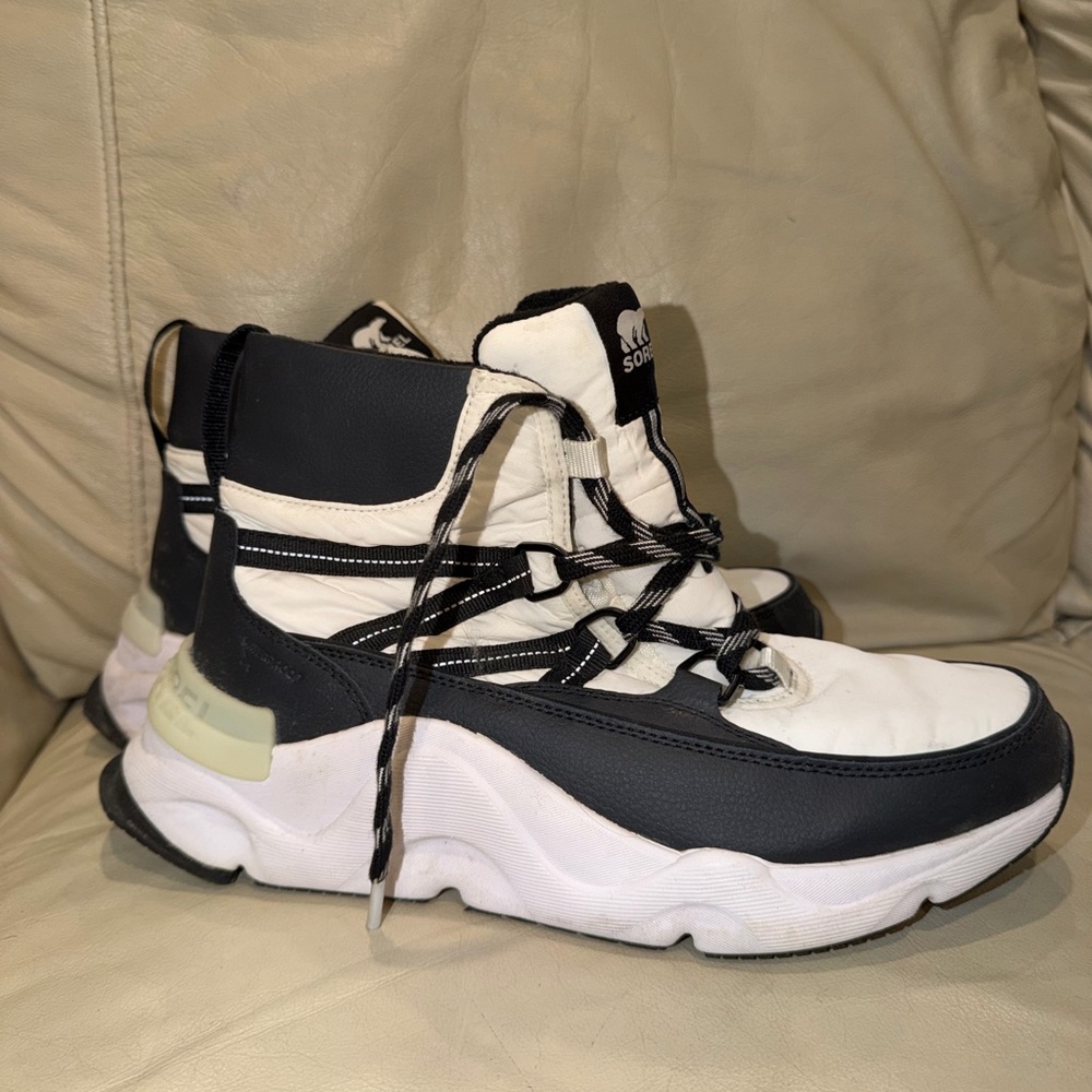 Sorel Kinetic RNEGD Sport Waterproof Boot White Black Women's Size 10 NL4597-100
